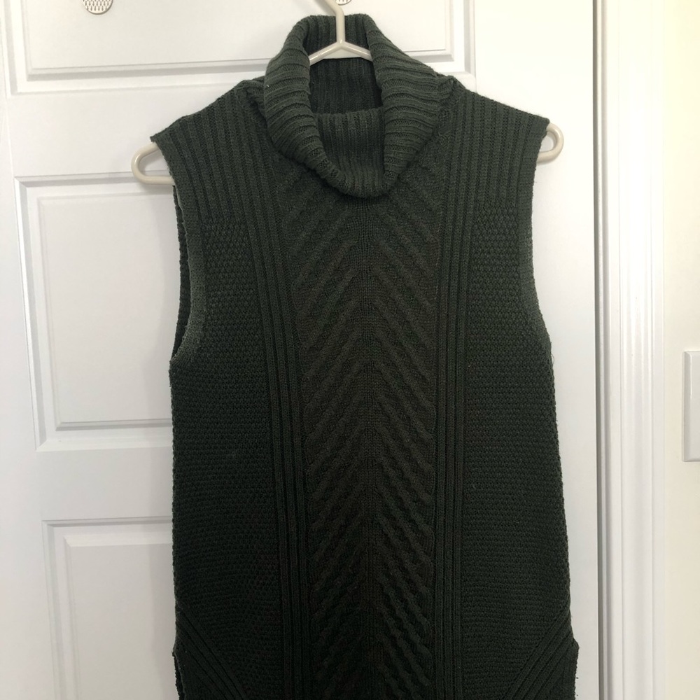 Sleeveless turtleneck sweater.